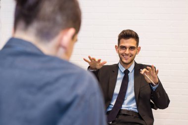 toplantı veya iş görüşmesinde iş adamları