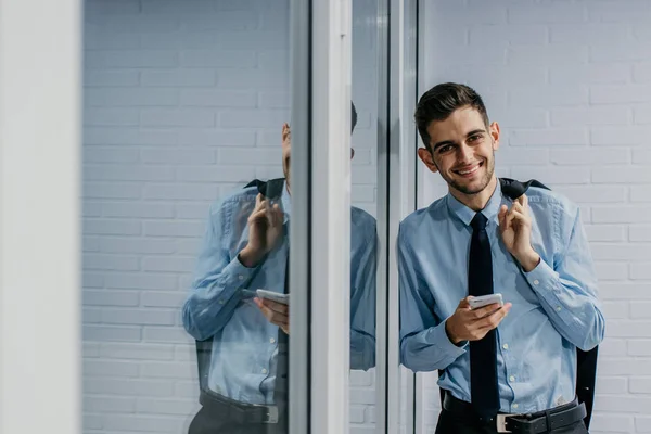 Moderno Uomo Affari Con Cellulare — Foto Stock