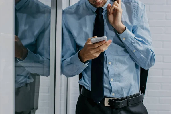 Moderne Zakenman Met Mobiele Telefoon — Stockfoto