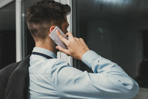 Affärsman Prata Mobil Telefon Kontoret — Stockfoto