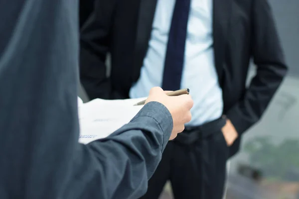 Zakenmensen Met Documenten Ondertekening Van Het Contract — Stockfoto