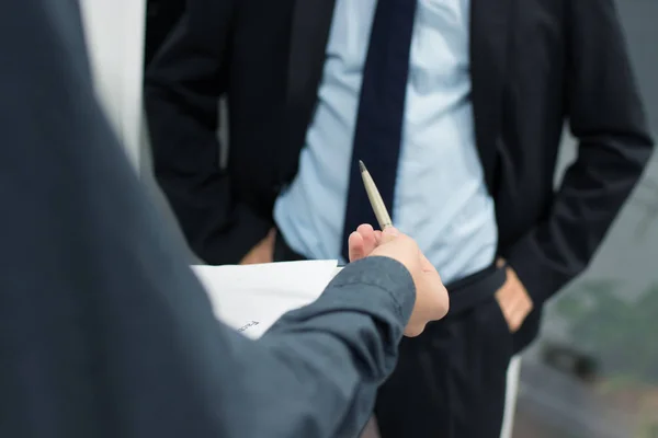 Zakenmensen Met Documenten Ondertekening Van Het Contract — Stockfoto