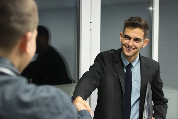 Empresários Cumprimentando Com Mãos Contratação Acordo — Fotografia de Stock