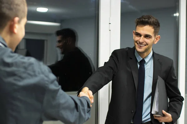 Empresários Cumprimentando Com Mãos Contratação Acordo — Fotografia de Stock