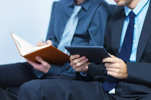 Homem Negócios Com Tablet Laptop Livro — Fotografia de Stock