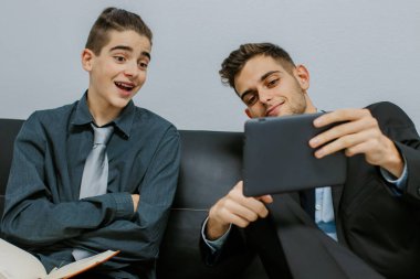 iş adamları veya ortak çalışanlar, çalışma ve satış