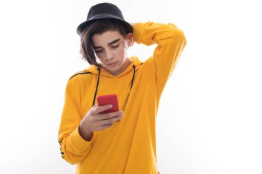 beyaz genç moda cep telefonu izole