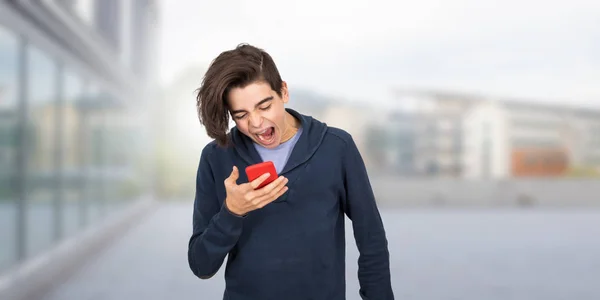 Schüler Mit Handy Der Schule — Stockfoto