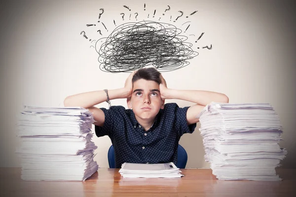 Estudante Estressante Pensar Com Trabalho Acumulado — Fotografia de Stock