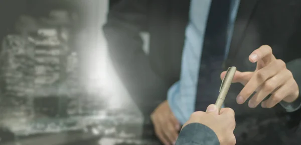 Hombre Negocios Con Pluma Para Firmar — Foto de Stock