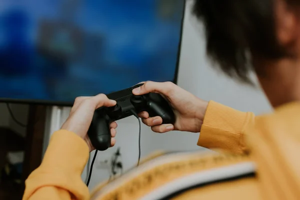 Mano Con Joystick Jugando Videojuegos —  Fotos de Stock