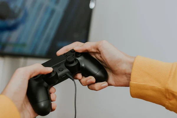 Рука Джойстиком Играющим Видеоигры — стоковое фото