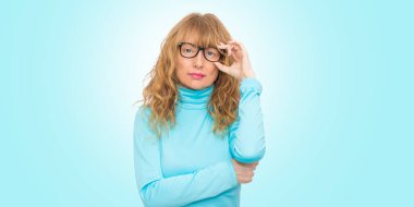 mavi arka planda izole kadın yetişkin