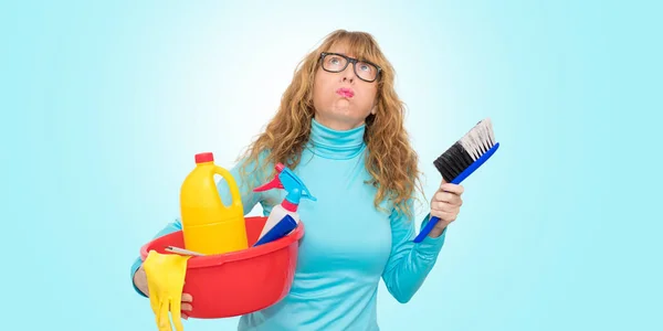 Mujer Cansada Con Productos Limpieza Higiene — Foto de Stock