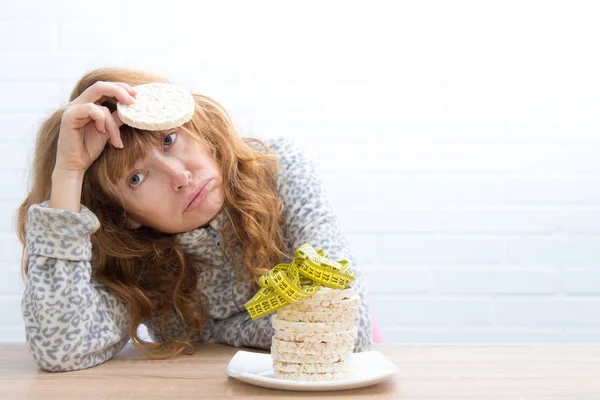 饮食和减肥的概念 玉米蛋糕与磁带措施和女孩 — 图库照片