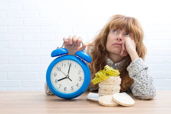 Dieet Afslanken Concept Maïs Cakes Met Meetlint Meisje — Stockfoto