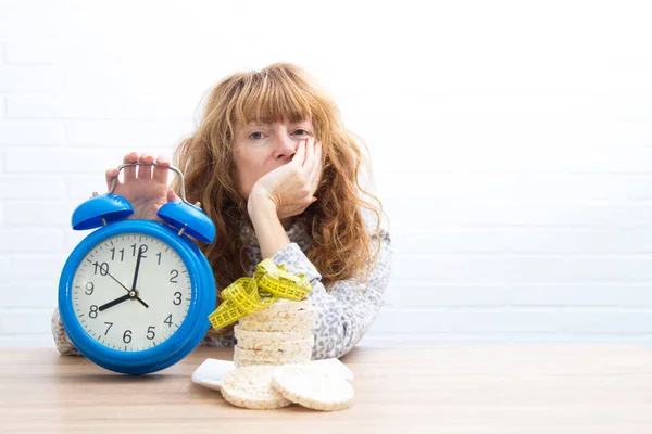 Dieet Afslanken Concept Maïs Cakes Met Meetlint Meisje — Stockfoto