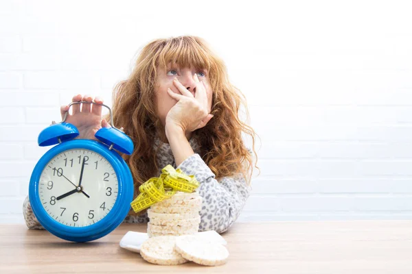 Diät Und Schlankheitskonzept Maiskuchen Mit Maßband Und Mädchen — Stockfoto