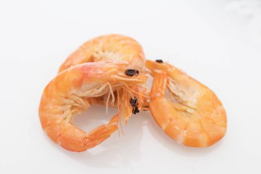 beyaz arka planda izole pişmiş karides