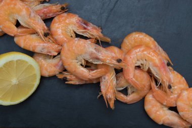deniz ürünleri, karides hazırlanmış ve yığılmış