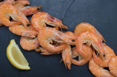 deniz ürünleri, karides hazırlanmış ve yığılmış
