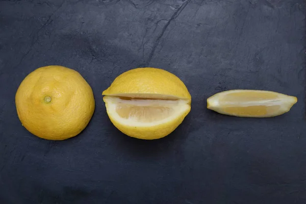 Цілий Нарізаний Натуральний Лимон — стокове фото