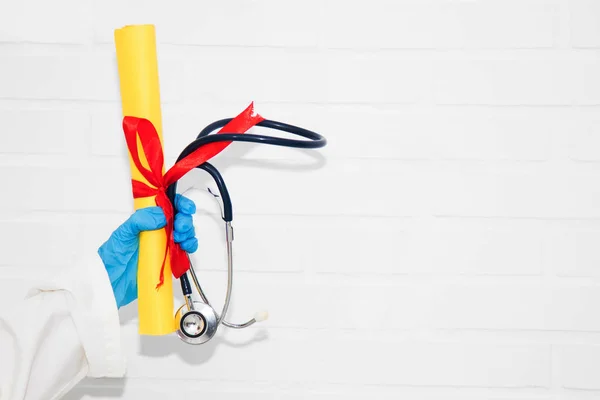 Doctor Met Diploma Afstuderen Geneeskunde — Stockfoto