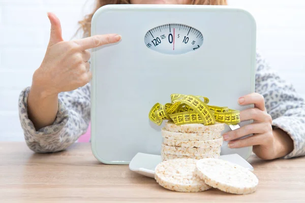 Dieta Slinování Kukuřičné Koláče Poměrnou Páskou Dívkou — Stock fotografie