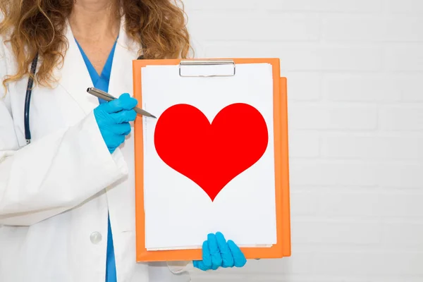 Doctor Pointing Heart — Stock Photo, Image