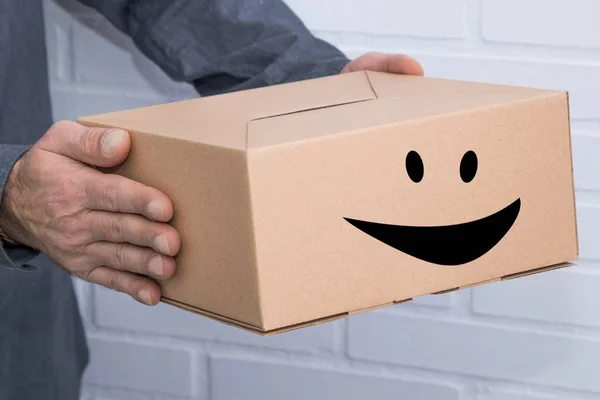 Ręce Pakietem Wysyłki Uśmiechem — Zdjęcie stockowe