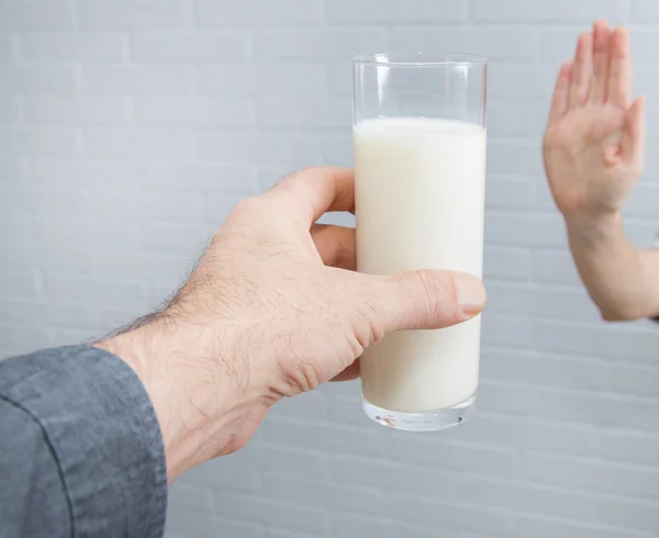 Hand Die Das Glas Milch Ablehnt Intoleranz Gegenüber Milchprodukten — Stockfoto