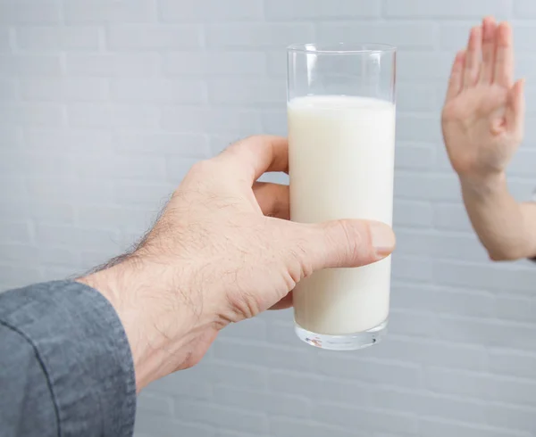 Mão Rejeitando Copo Leite Intolerância Aos Laticínios — Fotografia de Stock