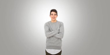 arka planda izole genç adam