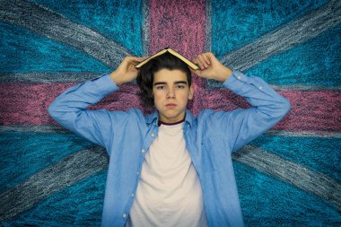 kitap ve arka plan bayrağı ile öğrenci, dil öğrenmek