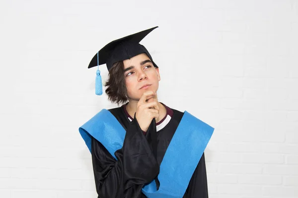 Giovane Isolato Una Tuta Laurea — Foto Stock