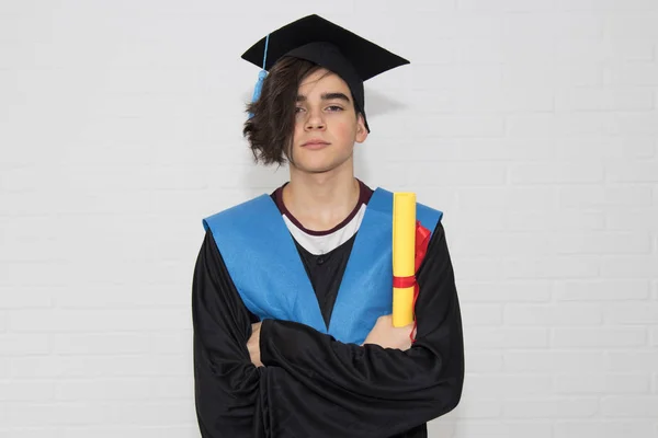 Giovane Con Diploma Abbigliamento Laurea — Foto Stock