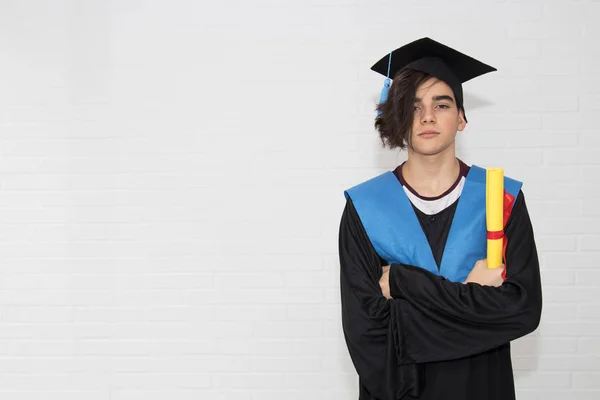 Giovane Con Diploma Abbigliamento Laurea — Foto Stock