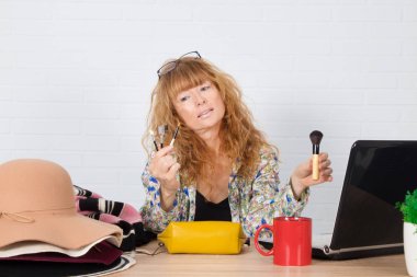 Kozmetik ve makyajda laptopla etki gösteren kadın