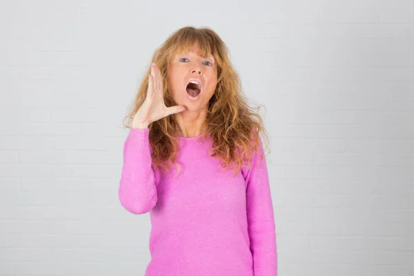 Erwachsene Frau Isoliert Weißen Wand Hintergrund — Stockfoto