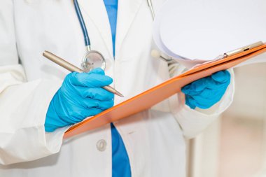 rapor klasörü veya klinik geçmişi olan doktor