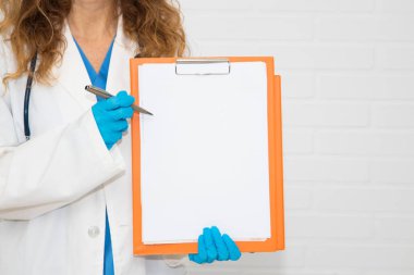 belgeler ve klasör ile doktor