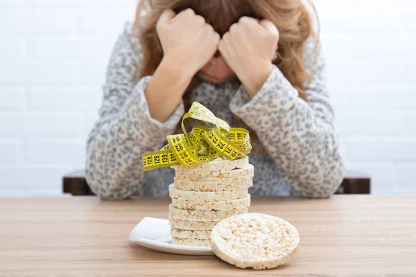 饮食和减肥的概念 玉米蛋糕与磁带措施和女孩 — 图库照片