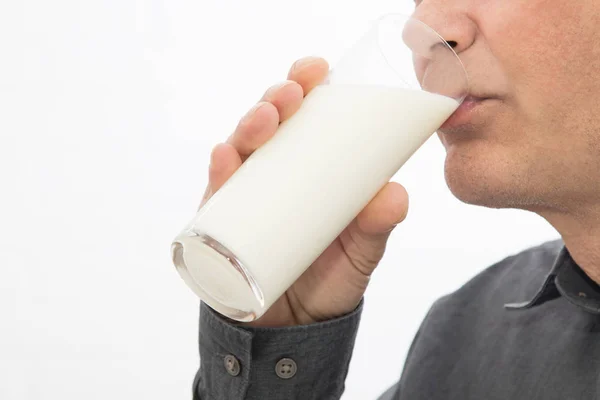 Mann Trinkt Glas Milch Vordergrund — Stockfoto