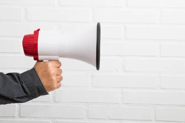 Mão Com Megafone Isolado Fundo Branco — Fotografia de Stock