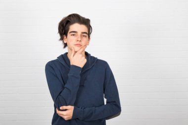 Genç düşünceli, beyaz arka planda izole edilmiş.