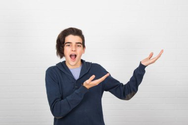 Elleriyle işaret ederek genç izole