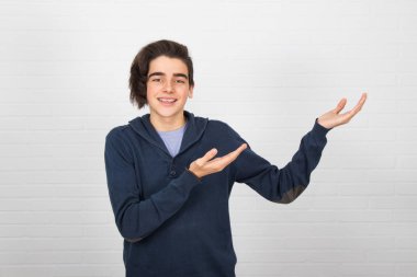 Elleriyle işaret ederek genç izole