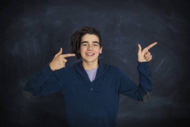 gülen genç işaret portresi