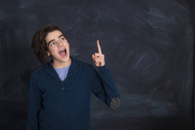 Metin veya reklamlar için alanı gösteren genç izole edilmiş