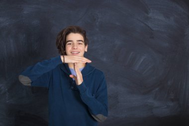 Durma ya da mola zamanı ifadesine sahip genç adam.